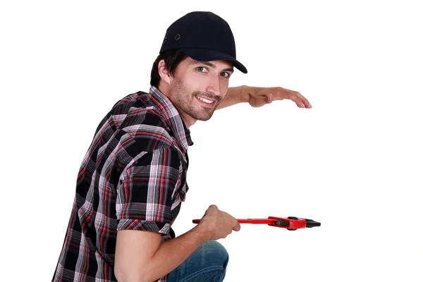 Tradesman fixando um objeto invisível — Fotografia de Stock
