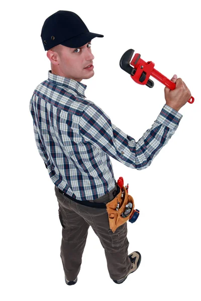 Trabalhador com uma chave de tubo ajustável — Fotografia de Stock