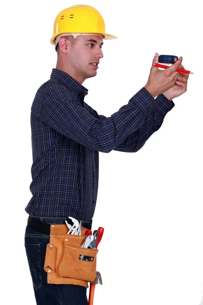 Hombre sosteniendo lápiz y cinta métrica —  Fotos de Stock