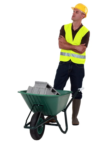Trabalhador da construção com um carrinho de mão — Fotografia de Stock