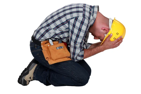 Dizlerinin üzerinde inşaat işçisi — Stok fotoğraf