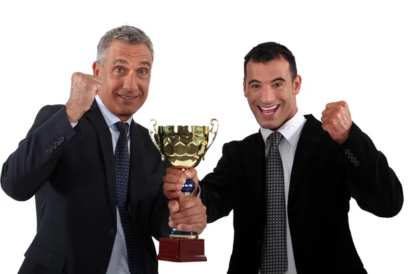 Επιχειρηματίες που κρατά ένα χρυσό Κύπελλο — Φωτογραφία Αρχείου