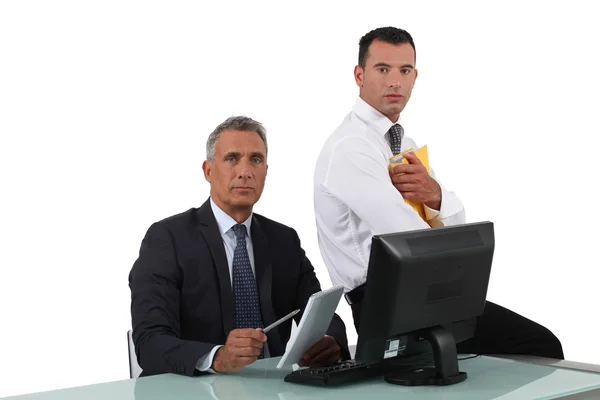 Deux hommes d'affaires assis au bureau — Photo
