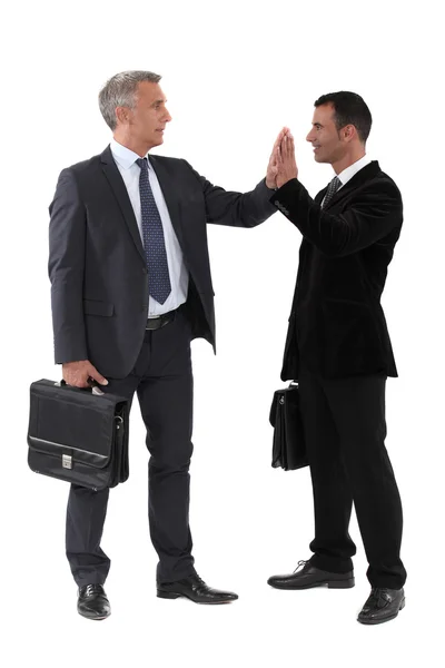 Två affärsmän att ge varandra high-five — Stockfoto