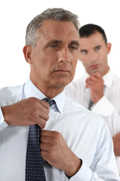 Biznesmen ustalania jego krawat — Zdjęcie stockowe
