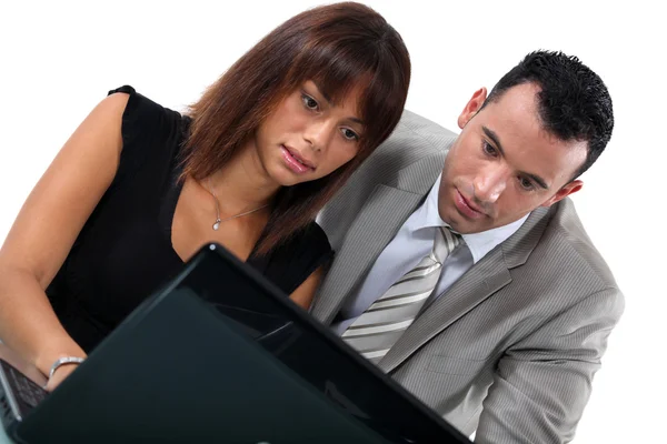 Casal de negócios com laptop — Fotografia de Stock
