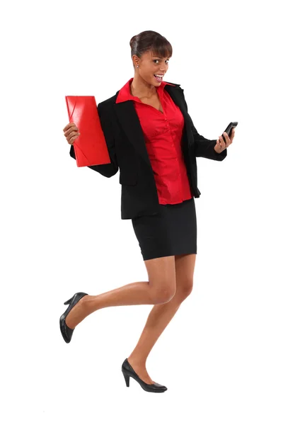 Donna d'affari eccitata che tiene cartella e cellulare — Foto Stock