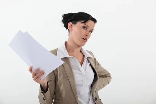 Frau hält Blatt Papier in der Hand — Stockfoto