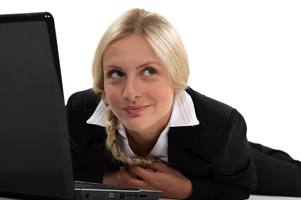 Mulher de negócios bonito com um laptop — Fotografia de Stock