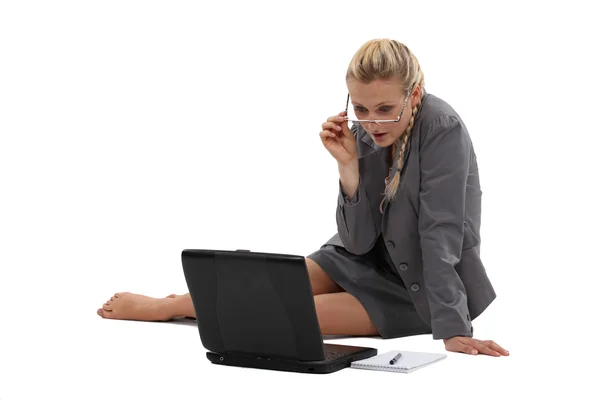 Onu laptop ile katta oturan iş kadını — Stok fotoğraf