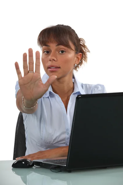 Affärskvinna som håller ut hand i stop gest — Stockfoto