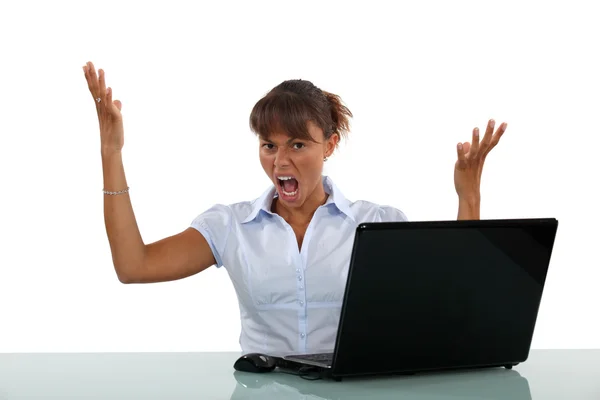 Vrouw gefrustreerd met haar laptop — Stockfoto