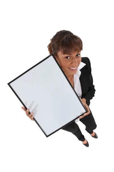Pracownik biurowy, trzymając pustą ramkę obrazu — Zdjęcie stockowe