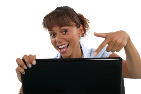 女子指着她的笔记本电脑 — 图库照片