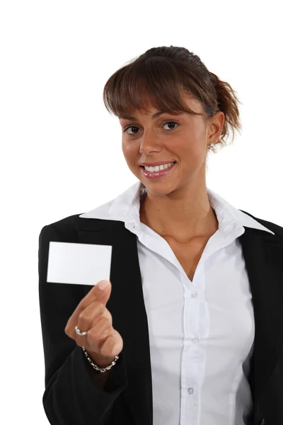 Brunette brandindo cartão de visita — Fotografia de Stock