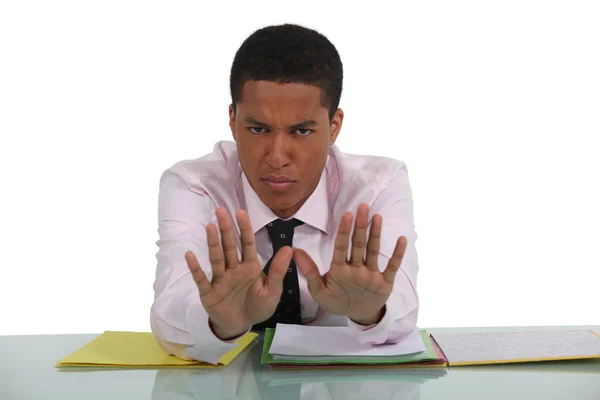 Man på skrivbord gör stopp gest — Stockfoto