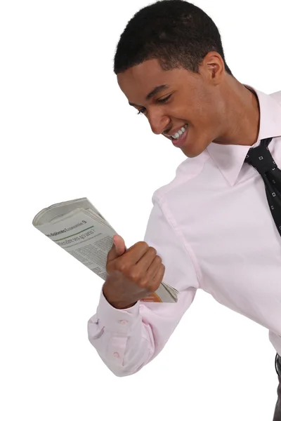 Jonge zakenman leest krant — Stockfoto