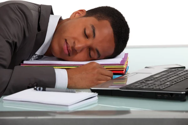 Lavoratore che dorme sulla scrivania — Foto Stock
