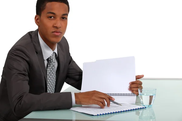 Empresário afro-americano lendo um relatório — Fotografia de Stock