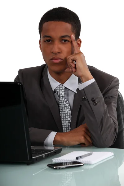 Empresário afro-americano pensando em sua mesa — Fotografia de Stock