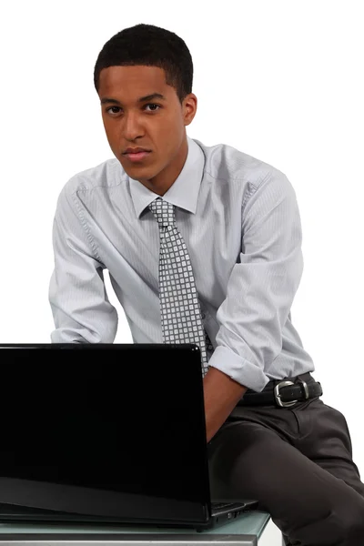 Executivo sentado na mesa com um computador — Fotografia de Stock