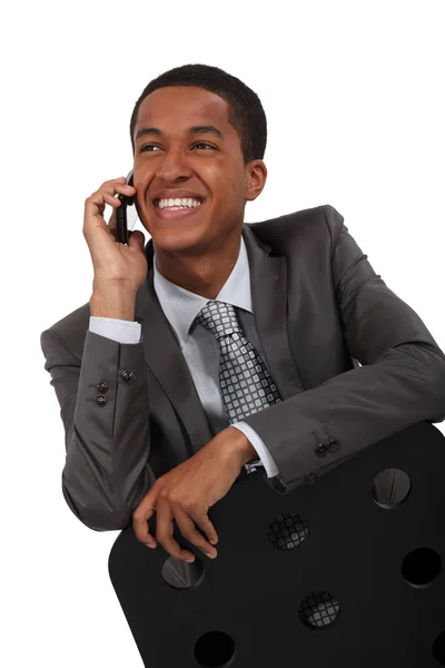 電話で話すビジネスマンの笑みを浮かべてください。 — ストック写真