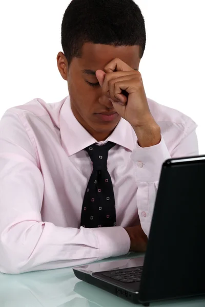 Homem de negócios preocupado em um laptop — Fotografia de Stock