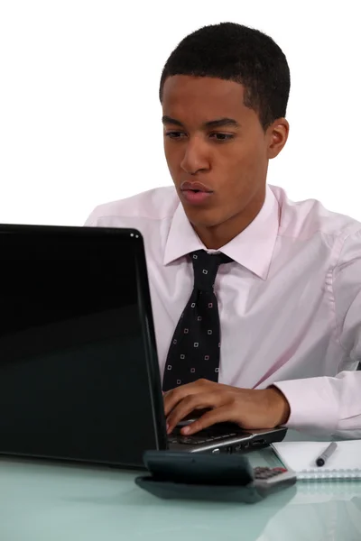 Executivo trabalhando com computador — Fotografia de Stock