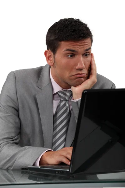 Perplexo homem procurando computador — Fotografia de Stock
