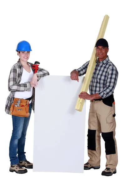Handwerkerin und Handwerker mit Werbetafel — Stockfoto