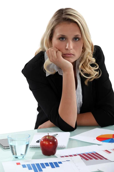 Masada oturdu sıkıldı kadın ofis çalışanı — Stok fotoğraf