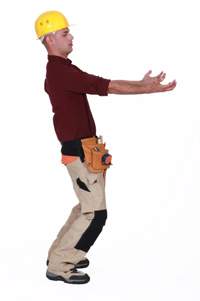Hombre luchando para levantar objetos pesados — Foto de Stock