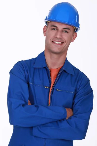 Trabalhador da construção sorrindo com braços dobrados — Fotografia de Stock