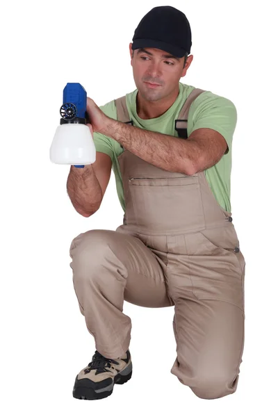 Homme utilisant un pulvérisateur de peinture — Photo