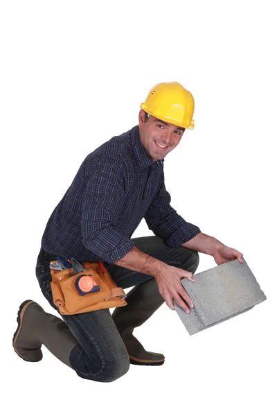 Hantverkare tar en sten block — Stockfoto