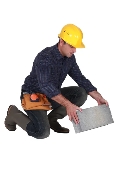Mason que coloca primeiro tijolo — Fotografia de Stock
