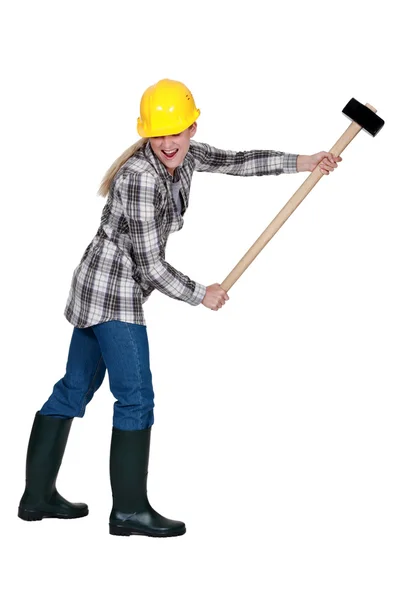Vrouw met grote hamer — Stockfoto