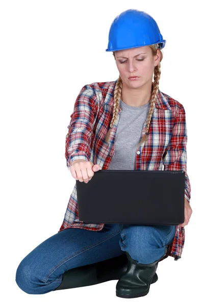 Kadın inşaat işçisi ile bir laptop — Stok fotoğraf