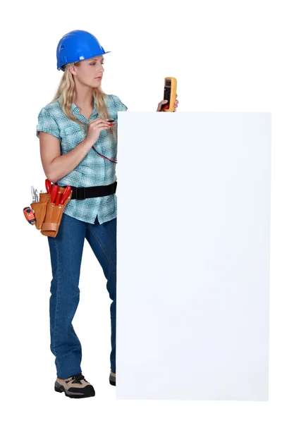 Eletricista feminina com cartaz em branco — Fotografia de Stock