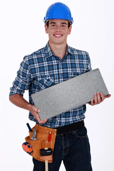 Строитель с бетонным блоком — стоковое фото