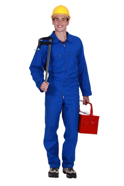 Un ouvrier portant une boîte à outils . — Photo