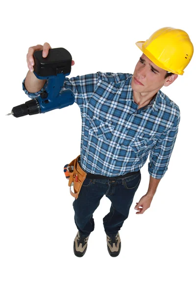 Un ouvrier de la construction triste à propos de sa perceuse cassée . — Photo