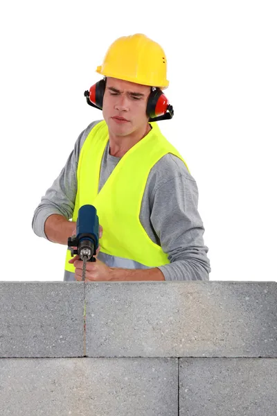 Bauarbeiter mit Mauerwerksbohrer — Stockfoto