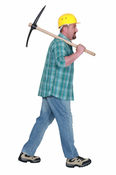 Homem segurando pegar machado — Fotografia de Stock