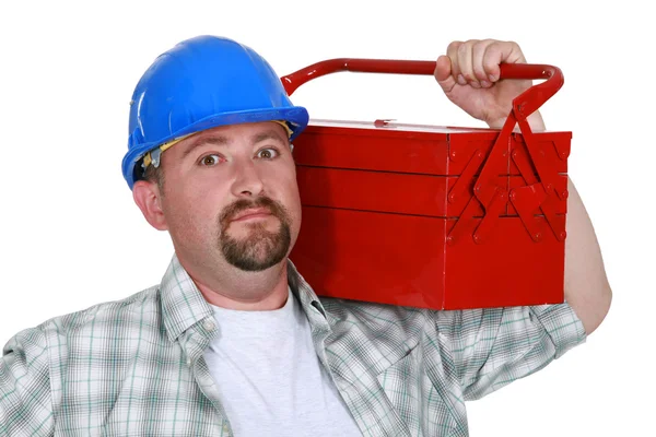 Trabajador sosteniendo demasiado-caja sobre el hombro — Foto de Stock
