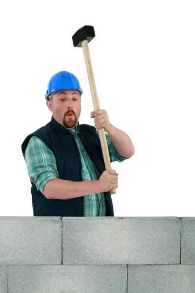 Construtor prestes a esmagar parede — Fotografia de Stock