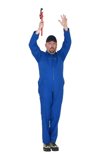 Hombre con llave inglesa y levantando brazos en el aire — Foto de Stock