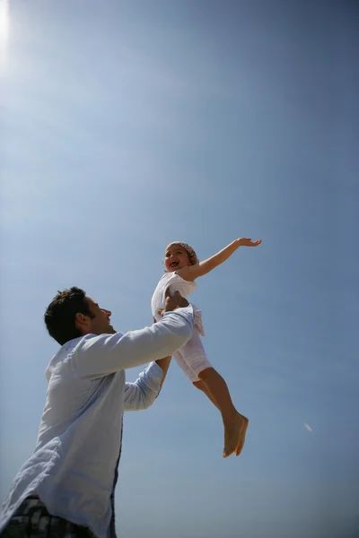 Vater hebt seine Tochter in den Himmel — Stockfoto