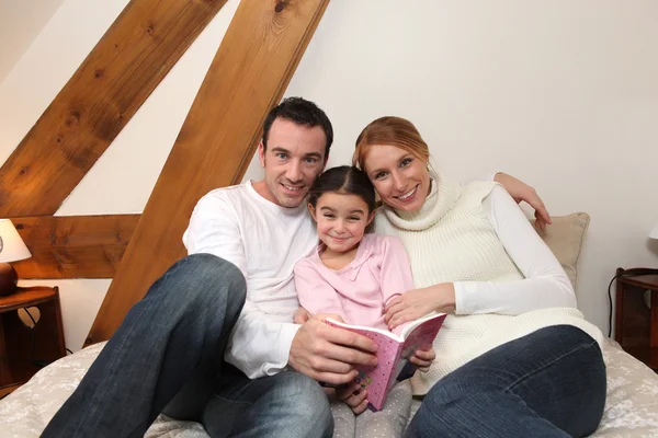 Pais e filha lendo juntos — Fotografia de Stock