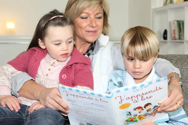 Mother reading to son and daughter — Stock Photo, Image